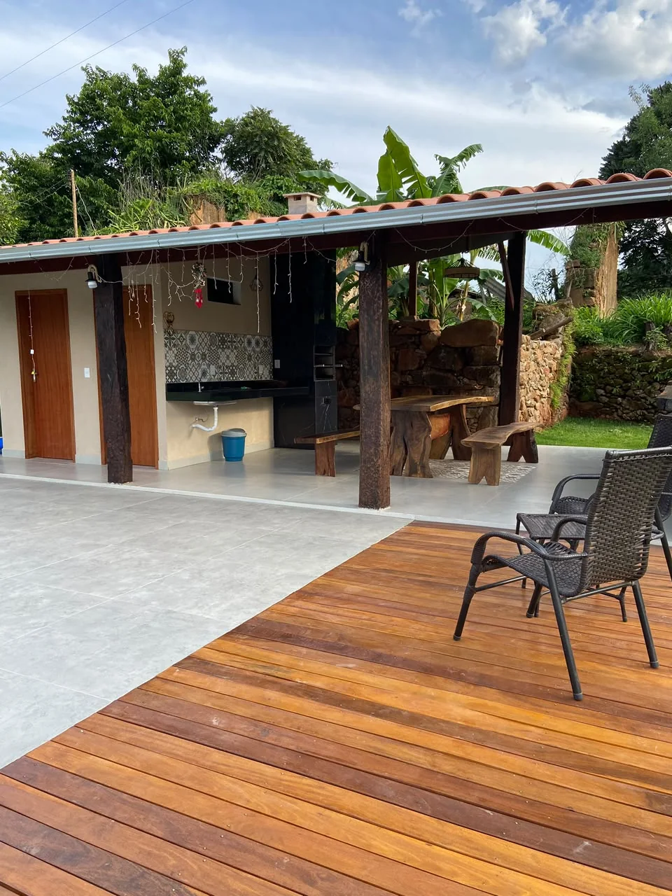 Área gourmet e deck de madeira