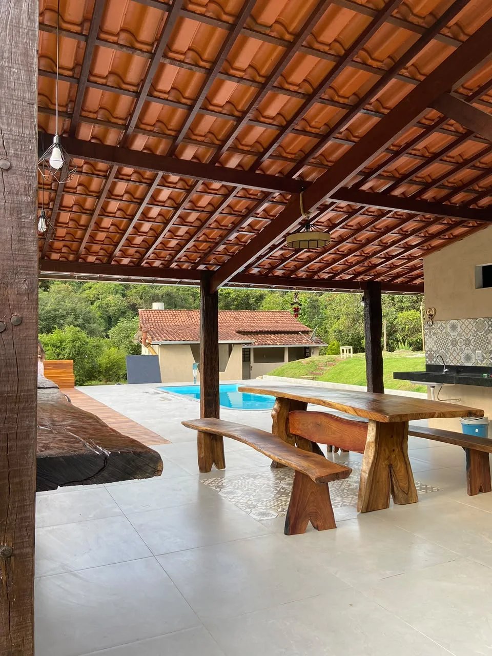 Área gourmet com vista para a piscina