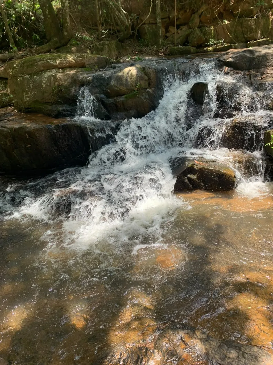 Cachoeira com água corrente sobre as pedras