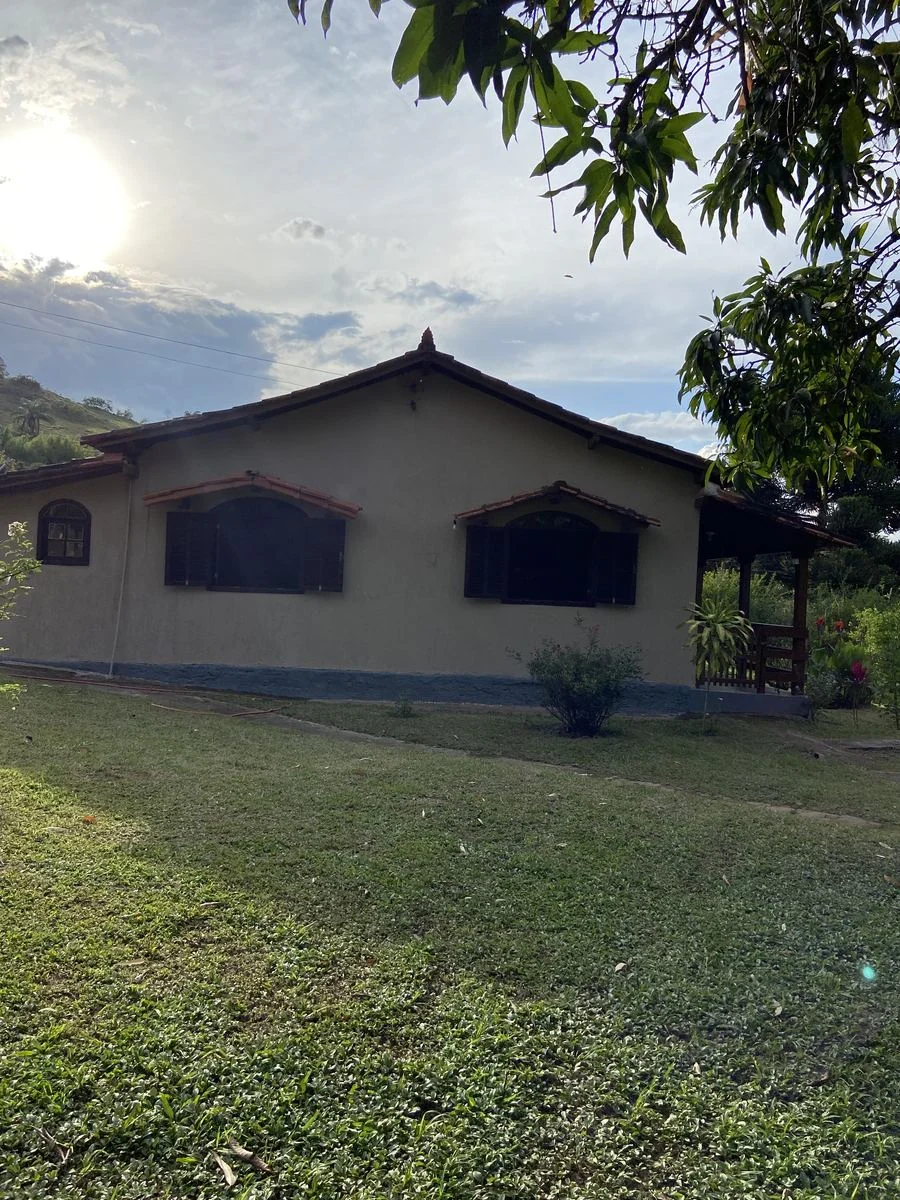 Casa principal do Sítio da Barra e gramado