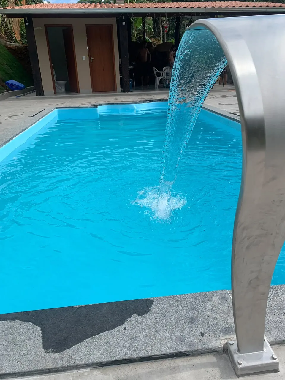 Cascata da piscina em funcionamento