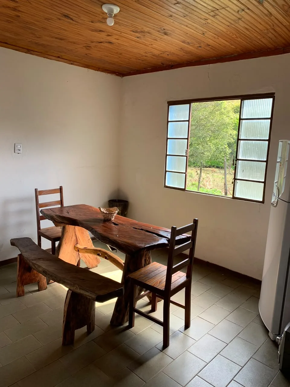 Sala de jantar com mesa de madeira