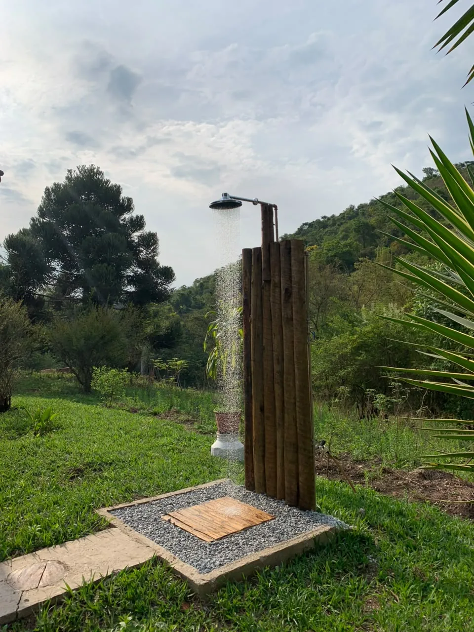 Ducha externa cercada pela natureza