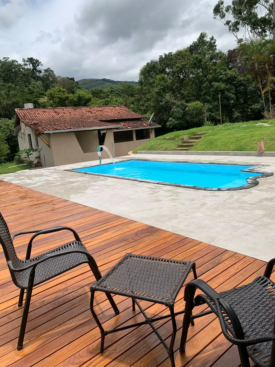 Piscina do Sítio da Barra com deck de madeira