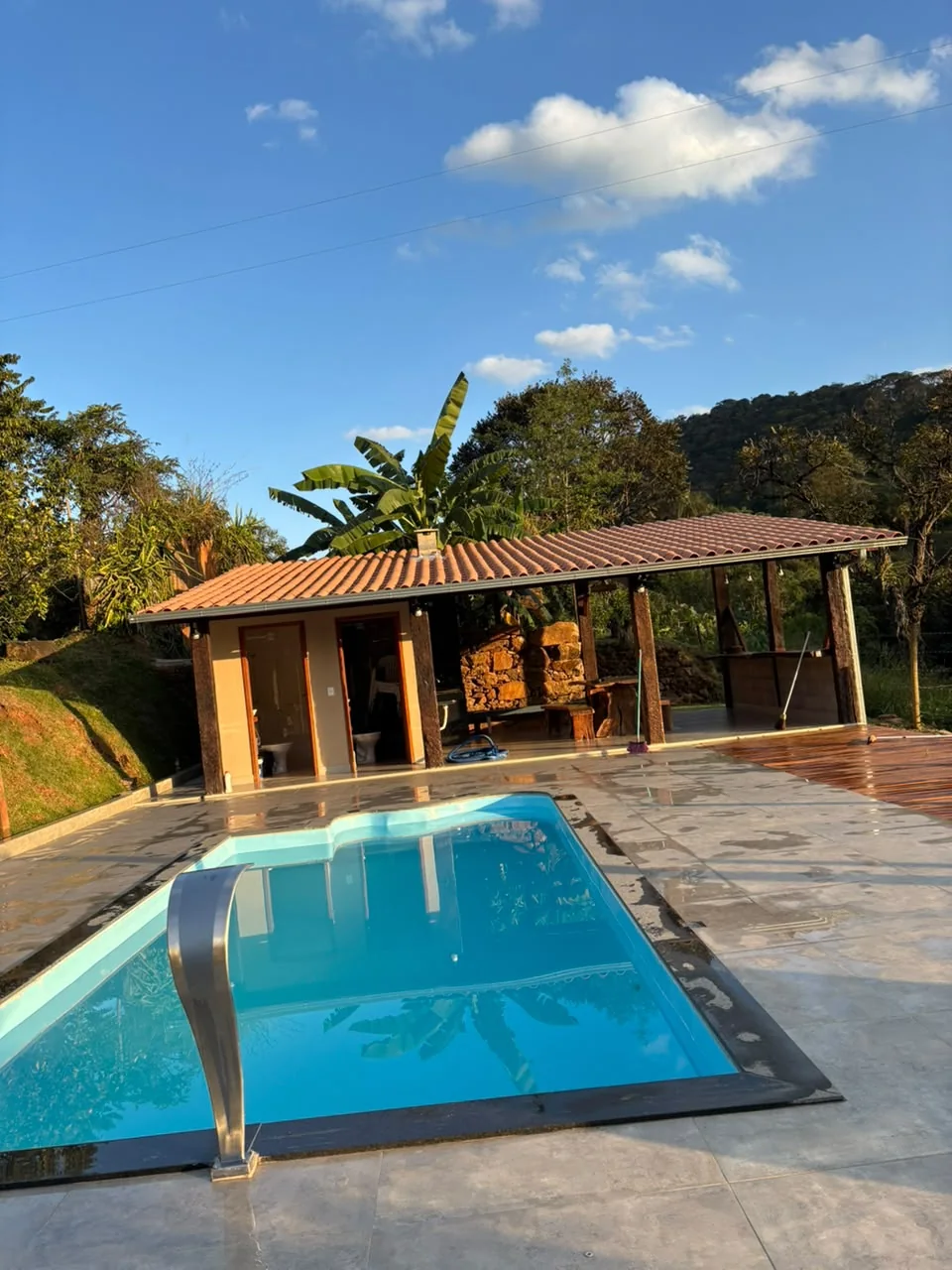 Piscina e área gourmet no fim da tarde