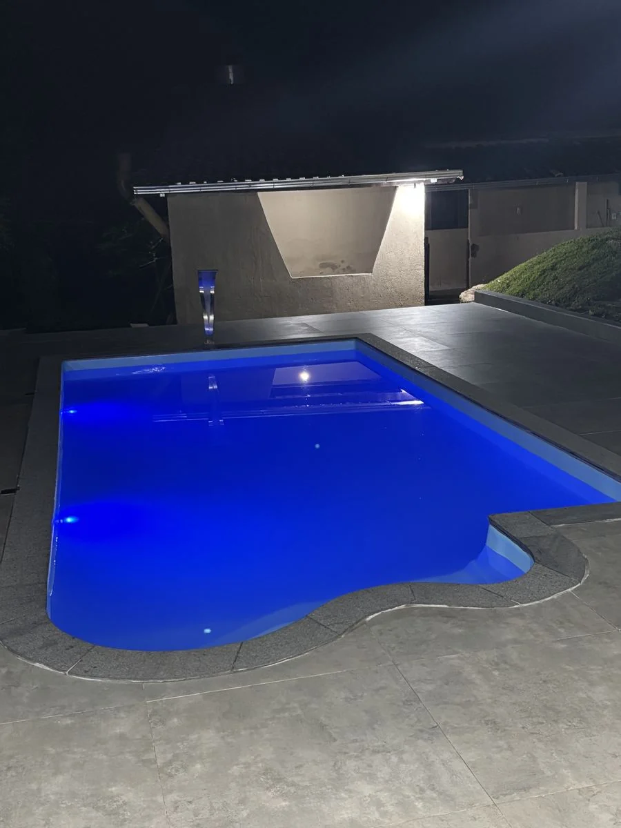 Piscina iluminada à noite