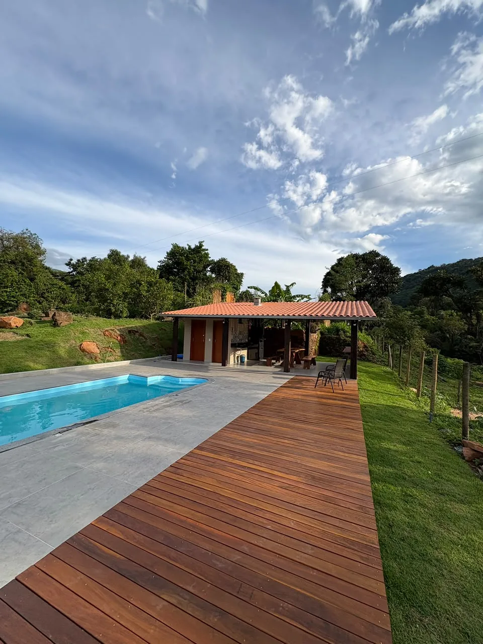 Piscina e deck do Sítio da Barra cercados por natureza