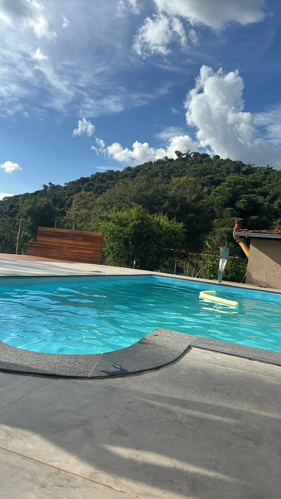 Piscina com vista para a serra e o céu azul